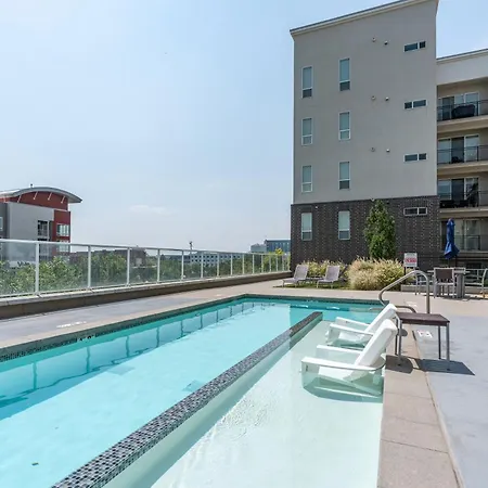 Luxury Apt.- New King Bed, Free Parking, Gym, Pool
